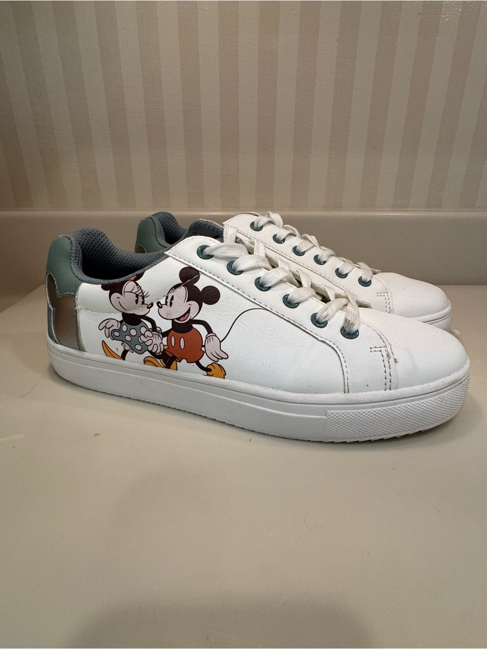 Disney Mickey Mouse and Friends Ladies Character Sneaker Shoes Women Size 7